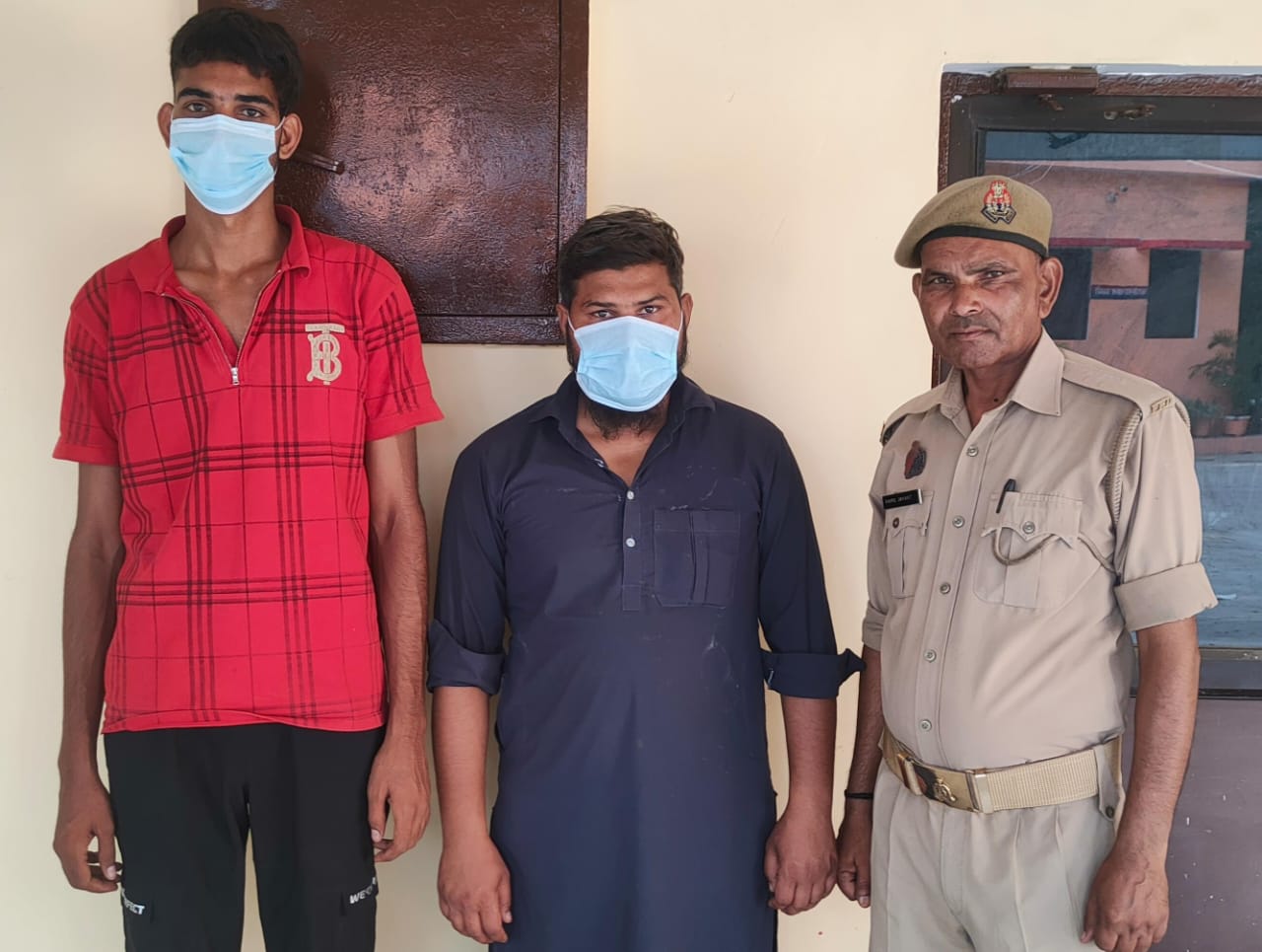 Baghpat: Dodhat police caught two animal smugglers, 21 out of 28 animals were found dead, 7 alive