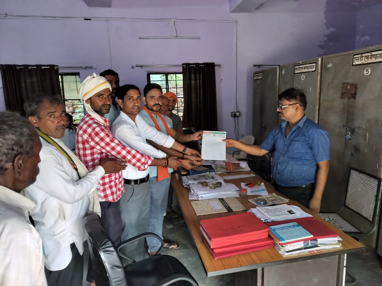 Karauli: Panchayat Samiti member Manoj Singh Jadaun submitted a memorandum to the SDM, demanding Anti-Snake Venom injections