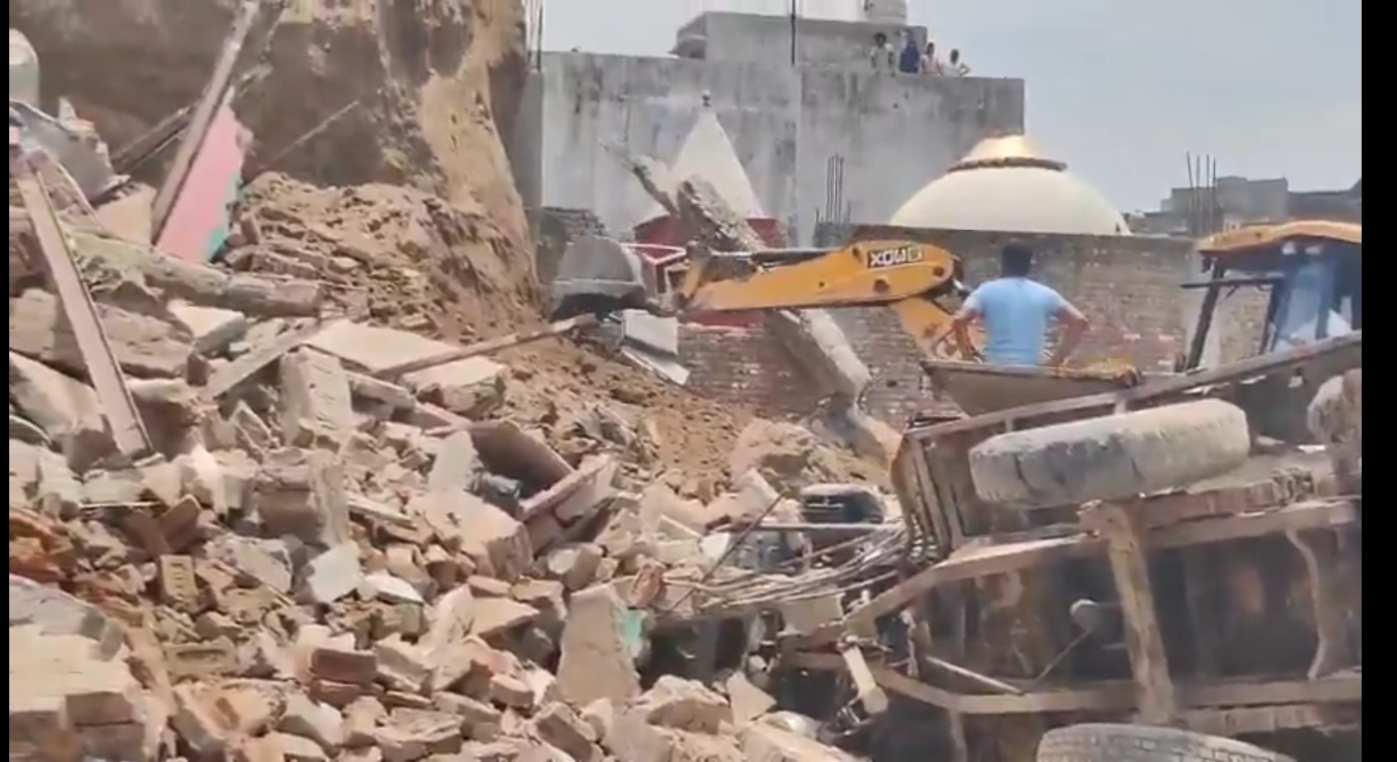 Major Accident During Excavation in Mathura: Six Houses Built on Mound Collapse, 12 People Trapped Under Debris, Three Dead