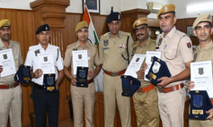 Jaipur Police Commissioner Honours 6 Police Constables and an Honest E-Rickshaw Driver for Exemplary Service