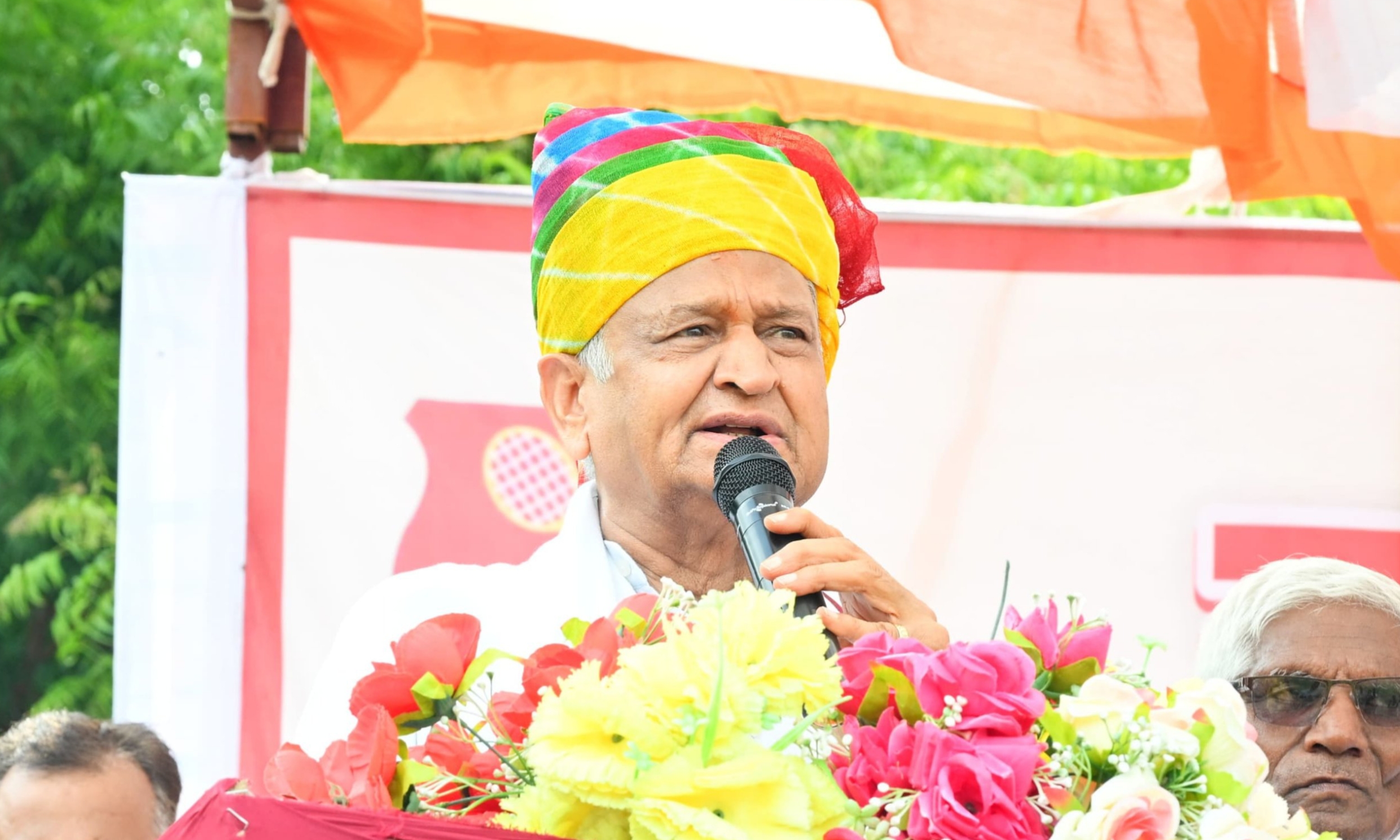 Ashok Gehlot Receives Grand Welcome on Way to Hindaun, Slams Government Over Gravel Issue