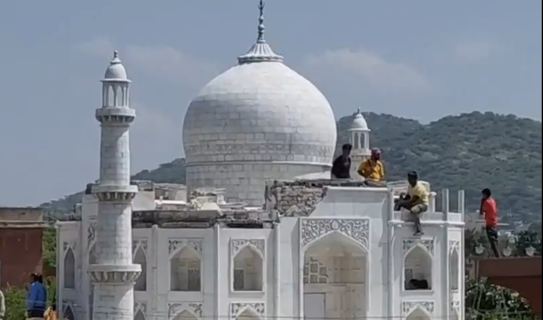 Workers are breaking Taj Mahal in Seven Wonders of Ajmer, Supreme Court had reprimanded them