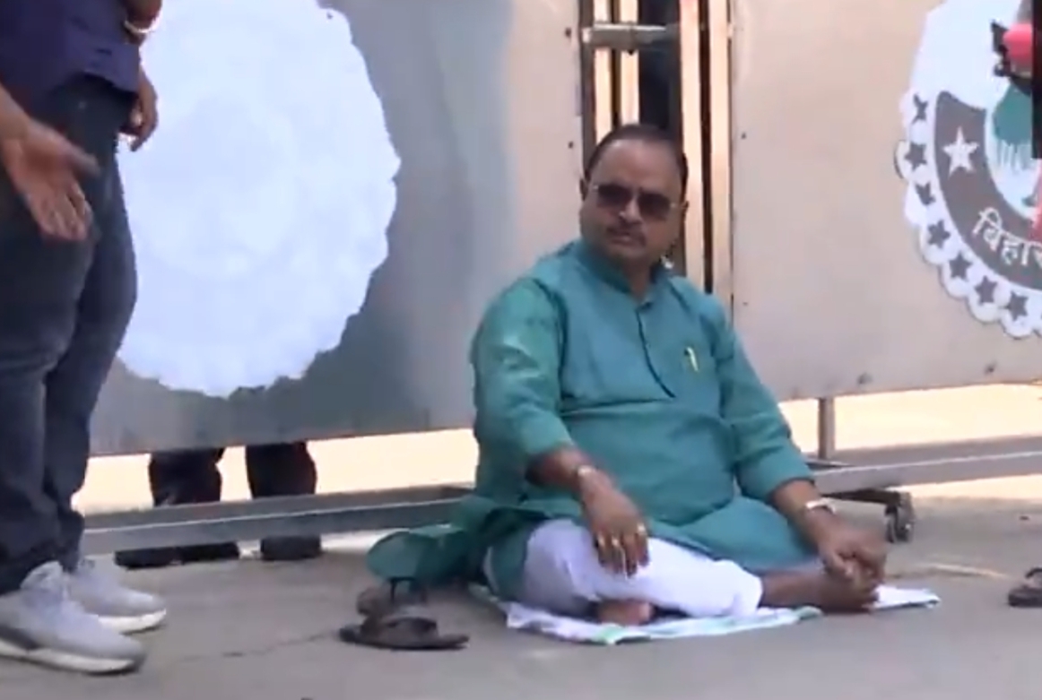 Gopal Mandal sits on protest outside CM’s residence, anger grows over seat ticket
