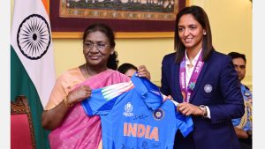 World champion Indian women’s team meets President, Harmanpreet presents team jersey
